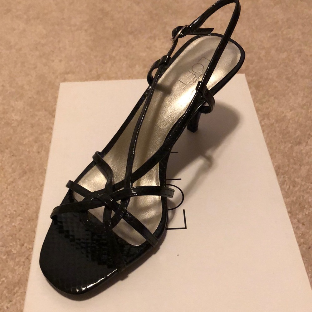 NWT Beautiful black sandals